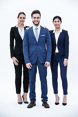 포토 JPG 스튜디오촬영 전신 서양인 외국인 여자 남자 실내 서기 웃음 동양인 정장 20대 성인 앞모습 세명 비즈니스맨 비즈니스우먼 동료 성인만 국내포토 옷 뷰포인트 비즈니스 관계 모션 표정 사람 인종 청년 내부 직장인 파일형식
