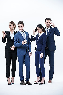 포토 JPG 스튜디오촬영 전신 서양인 외국인 여자 남자 실내 서기 동양인 정장 여러명 20대 성인 앞모습 스마트폰 비즈니스맨 비즈니스우먼 동료 통화 국내포토 옷 뷰포인트 다수 비즈니스 관계 모션 사람 인종 청년 내부 핸드폰 스마트기기 직장인 파일형식