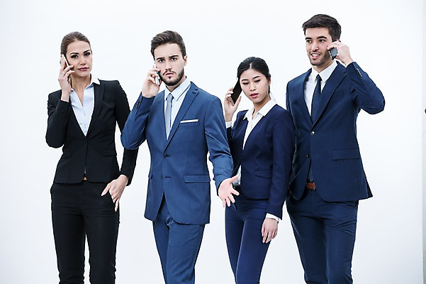 포토 JPG 스튜디오촬영 서양인 외국인 여자 남자 실내 서기 동양인 정장 여러명 상반신 20대 성인 앞모습 스마트폰 비즈니스맨 비즈니스우먼 동료 통화 국내포토 옷 뷰포인트 다수 비즈니스 관계 모션 사람 인종 청년 내부 핸드폰 스마트기기 직장인 파일형식