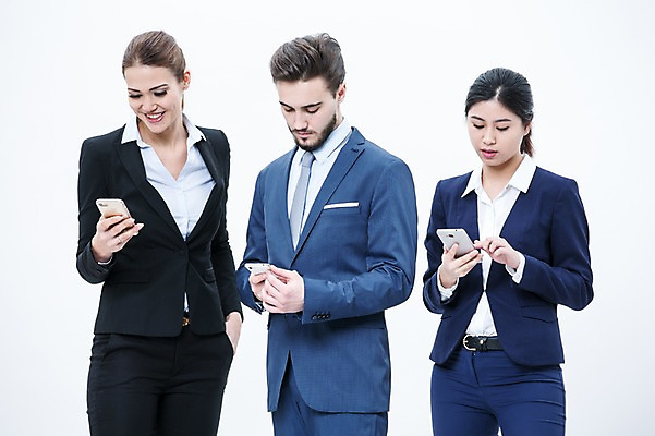 포토 JPG 스튜디오촬영 서양인 외국인 여자 남자 실내 서기 웃음 동양인 정장 상반신 20대 성인 앞모습 세명 스마트폰 비즈니스맨 비즈니스우먼 동료 성인만 국내포토 옷 뷰포인트 비즈니스 관계 모션 표정 사람 인종 청년 내부 핸드폰 스마트기기 직장인 파일형식