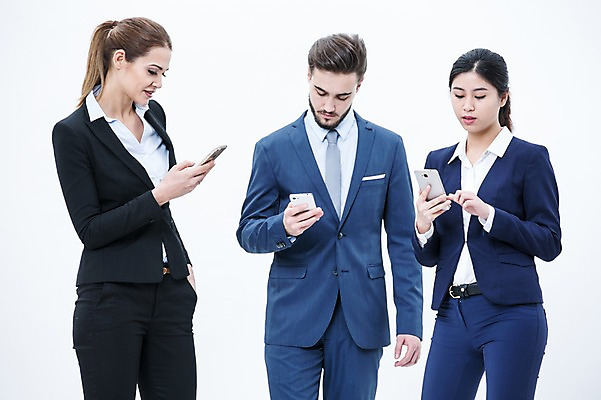 포토 JPG 스튜디오촬영 서양인 외국인 여자 남자 실내 서기 동양인 정장 상반신 20대 성인 앞모습 세명 스마트폰 비즈니스맨 비즈니스우먼 동료 성인만 국내포토 옷 뷰포인트 비즈니스 관계 모션 사람 인종 청년 내부 핸드폰 스마트기기 직장인 파일형식