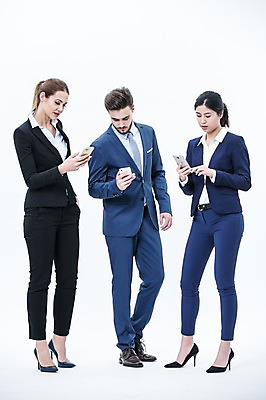 포토 JPG 스튜디오촬영 전신 서양인 외국인 여자 남자 실내 서기 동양인 정장 20대 성인 앞모습 세명 스마트폰 비즈니스맨 비즈니스우먼 동료 성인만 국내포토 옷 뷰포인트 비즈니스 관계 모션 사람 인종 청년 내부 핸드폰 스마트기기 직장인 파일형식