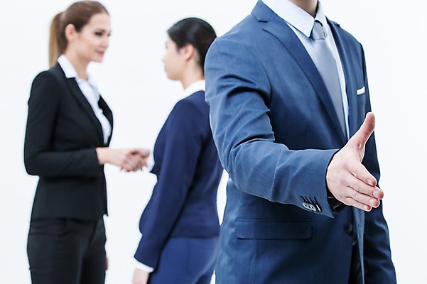 포토 JPG 스튜디오촬영 서양인 외국인 여자 남자 악수 실내 협상 서기 동양인 정장 상반신 20대 성인 앞모습 옆모습 아웃포커스 세명 비즈니스맨 비즈니스우먼 손내밀기 동료 성인만 국내포토 옷 뷰포인트 비즈니스 관계 모션 촬영기법 사람 인종 손짓 청년 내부 직장인 파일형식