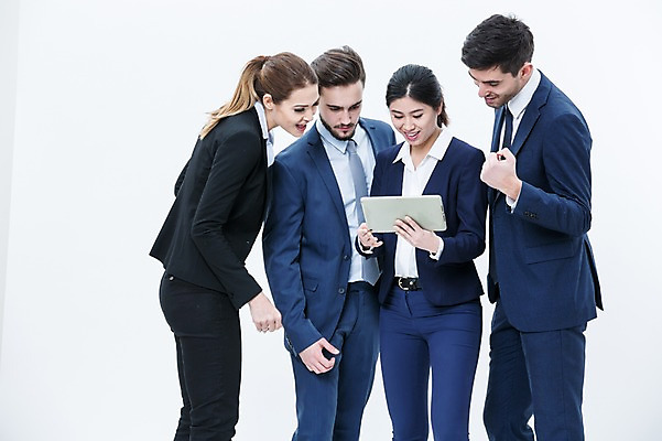 포토 JPG 스튜디오촬영 서양인 외국인 여자 남자 실내 서기 웃음 동양인 정장 여러명 상반신 20대 성인 앞모습 옆모습 태블릿 비즈니스맨 비즈니스우먼 동료 국내포토 옷 뷰포인트 다수 비즈니스 관계 모션 표정 사람 인종 청년 내부 전자제품 스마트기기 직장인 파일형식