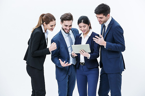 포토 JPG 스튜디오촬영 서양인 외국인 여자 남자 실내 서기 웃음 동양인 정장 여러명 상반신 20대 성인 앞모습 옆모습 태블릿 비즈니스맨 비즈니스우먼 동료 국내포토 옷 뷰포인트 다수 비즈니스 관계 모션 표정 사람 인종 청년 내부 전자제품 스마트기기 직장인 파일형식