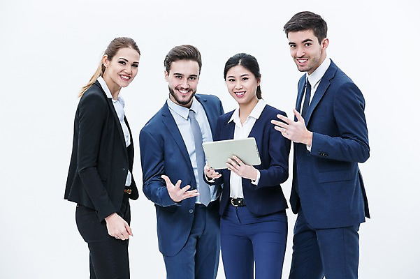 포토 JPG 스튜디오촬영 서양인 외국인 여자 남자 실내 서기 웃음 동양인 정장 여러명 상반신 20대 성인 앞모습 옆모습 태블릿 비즈니스맨 비즈니스우먼 동료 국내포토 옷 뷰포인트 다수 비즈니스 관계 모션 표정 사람 인종 청년 내부 전자제품 스마트기기 직장인 파일형식