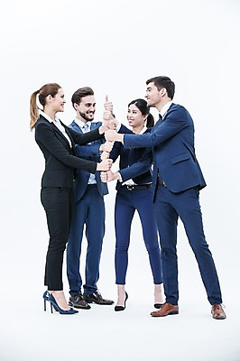 포토 JPG 스튜디오촬영 전신 서양인 외국인 여자 남자 협력 실내 서기 웃음 동양인 정장 여러명 20대 성인 앞모습 손잡기 비즈니스맨 비즈니스우먼 동료 국내포토 옷 뷰포인트 다수 비즈니스 관계 모션 표정 사람 인종 청년 내부 직장인 파일형식