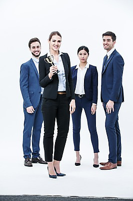포토 JPG 스튜디오촬영 전신 서양인 외국인 여자 남자 실내 서기 웃음 동양인 정장 여러명 20대 성인 앞모습 옆모습 비즈니스맨 비즈니스우먼 트로피 동료 국내포토 옷 뷰포인트 다수 비즈니스 관계 모션 표정 사람 인종 청년 내부 직장인 상_우승 파일형식