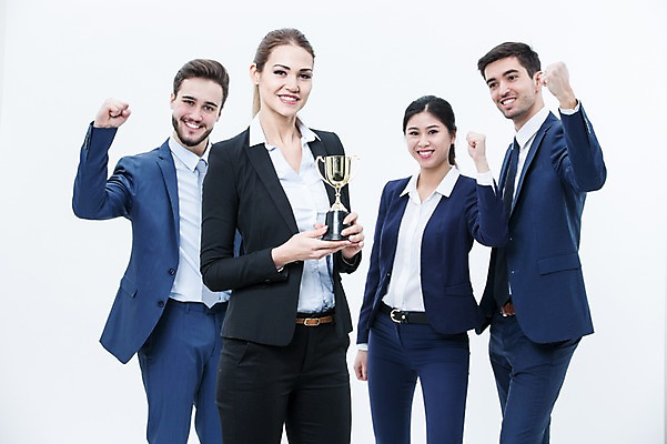 포토 JPG 스튜디오촬영 서양인 외국인 여자 남자 실내 서기 웃음 동양인 정장 여러명 상반신 20대 성인 앞모습 파이팅 비즈니스맨 비즈니스우먼 트로피 동료 리더 팀장 국내포토 옷 뷰포인트 다수 비즈니스 관계 모션 표정 사람 인종 청년 내부 직장인 상 파일형식