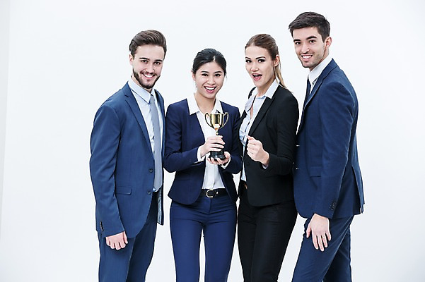 포토 JPG 스튜디오촬영 서양인 외국인 여자 남자 실내 서기 웃음 동양인 정장 여러명 상반신 20대 성인 앞모습 비즈니스맨 비즈니스우먼 트로피 동료 국내포토 옷 뷰포인트 다수 비즈니스 관계 모션 표정 사람 인종 청년 내부 직장인 상_우승 파일형식