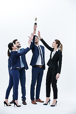 포토 JPG 스튜디오촬영 전신 서양인 외국인 여자 남자 실내 서기 웃음 동양인 정장 여러명 20대 성인 옆모습 경쟁 비즈니스맨 비즈니스우먼 트로피 동료 국내포토 옷 뷰포인트 다수 컨셉 비즈니스 관계 모션 표정 사람 인종 청년 내부 직장인 상_우승 파일형식