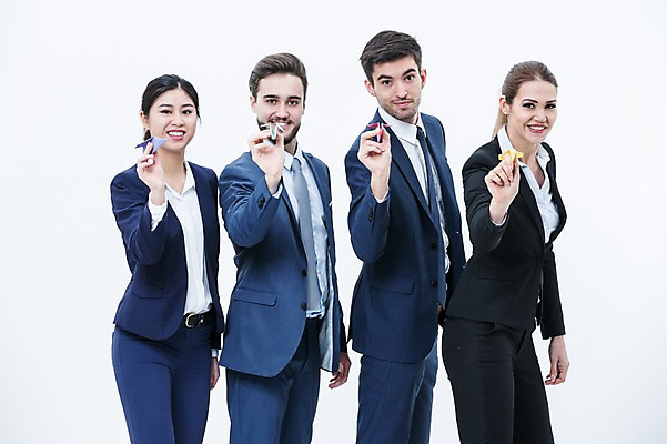 포토 JPG 스튜디오촬영 서양인 외국인 여자 남자 실내 서기 웃음 동양인 정장 여러명 상반신 20대 성인 옆모습 비즈니스맨 비즈니스우먼 종이비행기 동료 국내포토 옷 뷰포인트 다수 비즈니스 관계 모션 표정 사람 인종 청년 내부 직장인 종이접기 파일형식