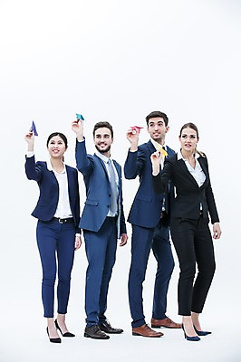 포토 JPG 스튜디오촬영 전신 서양인 외국인 여자 남자 실내 서기 웃음 동양인 정장 여러명 20대 성인 앞모습 비즈니스맨 비즈니스우먼 종이비행기 동료 국내포토 옷 뷰포인트 다수 비즈니스 관계 모션 표정 사람 인종 청년 내부 직장인 종이접기 파일형식