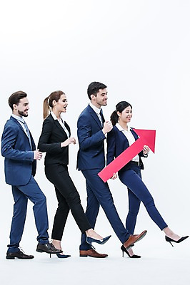 포토 JPG 스튜디오촬영 전신 서양인 외국인 여자 남자 화살표 실내 서기 웃음 들기 동양인 정장 여러명 20대 성인 옆모습 비즈니스맨 비즈니스우먼 동료 국내포토 옷 뷰포인트 다수 비즈니스 관계 모션 표정 사람 인종 청년 내부 직장인 파일형식