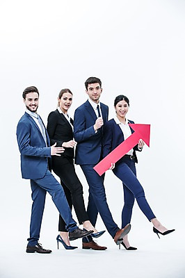 포토 JPG 스튜디오촬영 전신 서양인 외국인 여자 남자 화살표 실내 서기 웃음 들기 동양인 정장 여러명 20대 성인 옆모습 비즈니스맨 비즈니스우먼 동료 국내포토 옷 뷰포인트 다수 비즈니스 관계 모션 표정 사람 인종 청년 내부 직장인 파일형식