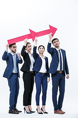 포토 JPG 스튜디오촬영 전신 서양인 외국인 여자 남자 화살표 실내 서기 들기 동양인 정장 여러명 20대 성인 앞모습 비즈니스맨 비즈니스우먼 동료 국내포토 옷 뷰포인트 다수 비즈니스 관계 모션 사람 인종 청년 내부 직장인 파일형식