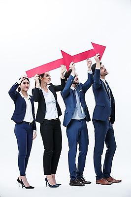 포토 JPG 스튜디오촬영 전신 서양인 외국인 응시 여자 남자 화살표 실내 서기 웃음 들기 동양인 정장 여러명 20대 성인 옆모습 비즈니스맨 비즈니스우먼 동료 국내포토 시선 옷 뷰포인트 다수 비즈니스 관계 모션 표정 사람 인종 청년 내부 직장인 파일형식