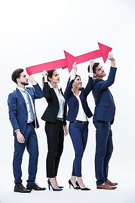 포토 JPG 스튜디오촬영 전신 서양인 외국인 응시 여자 남자 화살표 실내 서기 웃음 들기 동양인 정장 여러명 20대 성인 옆모습 비즈니스맨 비즈니스우먼 동료 국내포토 시선 옷 뷰포인트 다수 비즈니스 관계 모션 표정 사람 인종 청년 내부 직장인 파일형식