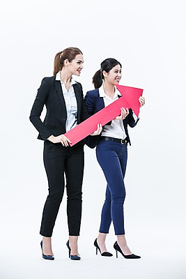 포토 JPG 스튜디오촬영 전신 서양인 외국인 여자 화살표 실내 서기 웃음 들기 동양인 정장 20대 성인 두명 옆모습 비즈니스우먼 동료 국내포토 옷 뷰포인트 비즈니스 관계 모션 표정 사람 인종 청년 내부 직장인 파일형식