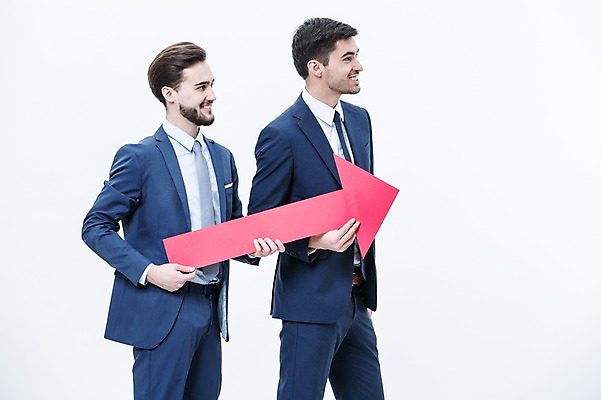 포토 JPG 스튜디오촬영 서양인 외국인 응시 남자 화살표 실내 서기 웃음 들기 정장 상반신 20대 성인 두명 옆모습 비즈니스맨 동료 국내포토 시선 옷 뷰포인트 비즈니스 관계 모션 표정 사람 인종 청년 내부 직장인 파일형식