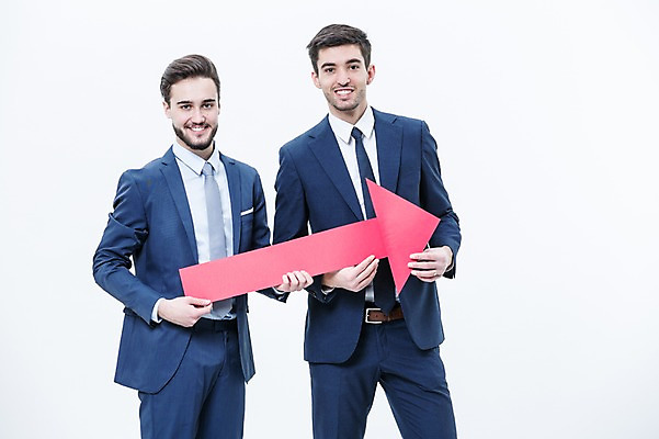 포토 JPG 스튜디오촬영 서양인 외국인 남자 화살표 실내 서기 웃음 들기 정장 상반신 20대 성인 두명 앞모습 비즈니스맨 동료 국내포토 옷 뷰포인트 비즈니스 관계 모션 표정 사람 인종 청년 내부 직장인 파일형식