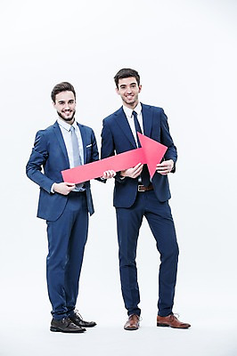 포토 JPG 스튜디오촬영 전신 서양인 외국인 남자 화살표 실내 서기 웃음 들기 정장 20대 성인 두명 앞모습 비즈니스맨 동료 국내포토 옷 뷰포인트 비즈니스 관계 모션 표정 사람 인종 청년 내부 직장인 파일형식