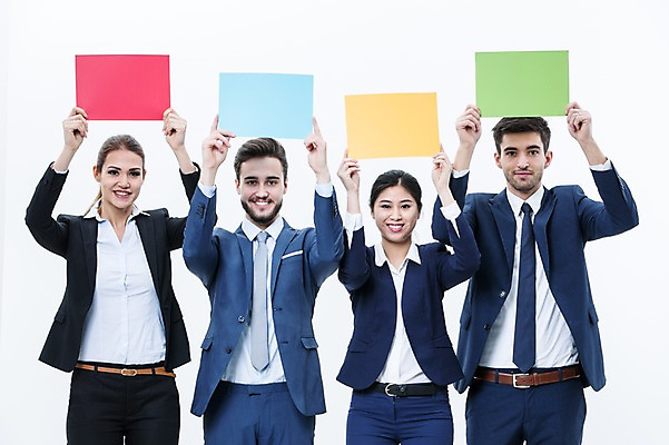 포토 JPG 스튜디오촬영 서양인 외국인 배너 여자 남자 사각프레임 광고판 알림판 실내 서기 웃음 들기 동양인 정장 여러명 상반신 20대 성인 앞모습 비즈니스맨 비즈니스우먼 동료 국내포토 옷 뷰포인트 다수 비즈니스 관계 모션 프레임 표정 사람 인종 청년 내부 사각형 직장인 판 파일형식