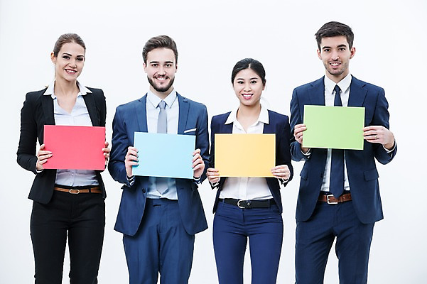 포토 JPG 스튜디오촬영 서양인 외국인 배너 여자 남자 사각프레임 광고판 알림판 실내 서기 웃음 들기 동양인 정장 여러명 상반신 20대 성인 앞모습 비즈니스맨 비즈니스우먼 동료 국내포토 옷 뷰포인트 다수 비즈니스 관계 모션 프레임 표정 사람 인종 청년 내부 사각형 직장인 판 파일형식