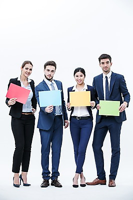 포토 JPG 스튜디오촬영 전신 서양인 외국인 배너 여자 남자 사각프레임 광고판 알림판 실내 서기 웃음 들기 동양인 정장 여러명 20대 성인 앞모습 비즈니스맨 비즈니스우먼 동료 국내포토 옷 뷰포인트 다수 비즈니스 관계 모션 프레임 표정 사람 인종 청년 내부 사각형 직장인 판 파일형식