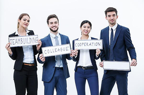 포토 JPG 스튜디오촬영 서양인 외국인 배너 여자 남자 사각프레임 광고판 알림판 실내 서기 웃음 들기 동양인 정장 여러명 상반신 20대 성인 앞모습 비즈니스맨 비즈니스우먼 동료 국내포토 옷 뷰포인트 다수 비즈니스 관계 모션 프레임 표정 사람 인종 청년 내부 사각형 직장인 판 파일형식