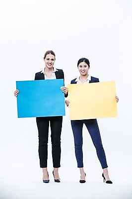 포토 JPG 스튜디오촬영 전신 서양인 외국인 배너 여자 사각프레임 광고판 알림판 실내 서기 웃음 들기 동양인 정장 20대 성인 두명 앞모습 비즈니스우먼 동료 국내포토 옷 뷰포인트 비즈니스 관계 모션 프레임 표정 사람 인종 청년 내부 사각형 직장인 판 파일형식