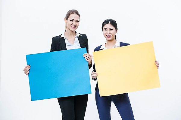 포토 JPG 스튜디오촬영 서양인 외국인 배너 여자 사각프레임 광고판 알림판 실내 서기 웃음 들기 동양인 정장 상반신 20대 성인 두명 앞모습 비즈니스우먼 동료 국내포토 옷 뷰포인트 비즈니스 관계 모션 프레임 표정 사람 인종 청년 내부 사각형 직장인 판 파일형식