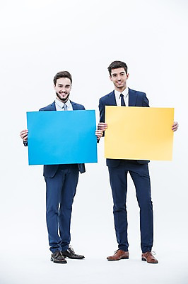 포토 JPG 스튜디오촬영 전신 서양인 외국인 배너 남자 사각프레임 광고판 알림판 실내 서기 웃음 들기 정장 20대 성인 두명 앞모습 비즈니스맨 동료 국내포토 옷 뷰포인트 비즈니스 관계 모션 프레임 표정 사람 인종 청년 내부 사각형 직장인 판 파일형식