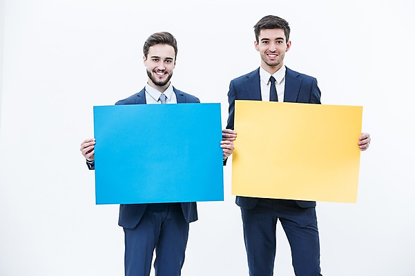 포토 JPG 스튜디오촬영 서양인 외국인 배너 남자 사각프레임 광고판 알림판 실내 서기 웃음 들기 정장 상반신 20대 성인 두명 앞모습 비즈니스맨 동료 국내포토 옷 뷰포인트 비즈니스 관계 모션 프레임 표정 사람 인종 청년 내부 사각형 직장인 판 파일형식