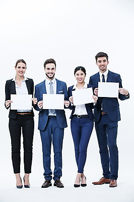 포토 JPG 스튜디오촬영 전신 서양인 외국인 배너 여자 남자 사각프레임 광고판 알림판 실내 서기 웃음 들기 동양인 정장 여러명 20대 성인 앞모습 비즈니스맨 비즈니스우먼 동료 국내포토 옷 뷰포인트 다수 비즈니스 관계 모션 프레임 표정 사람 인종 청년 내부 사각형 직장인 판 파일형식