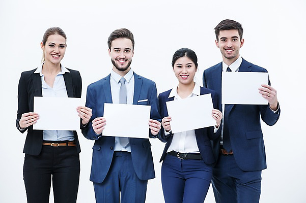 포토 JPG 스튜디오촬영 서양인 외국인 배너 여자 남자 사각프레임 광고판 알림판 실내 서기 웃음 들기 동양인 정장 여러명 상반신 20대 성인 앞모습 비즈니스맨 비즈니스우먼 동료 국내포토 옷 뷰포인트 다수 비즈니스 관계 모션 프레임 표정 사람 인종 청년 내부 사각형 직장인 판 파일형식