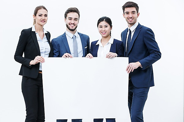 포토 JPG 스튜디오촬영 서양인 외국인 배너 여자 남자 사각프레임 광고판 알림판 실내 서기 웃음 들기 동양인 정장 여러명 상반신 20대 성인 앞모습 비즈니스맨 비즈니스우먼 동료 국내포토 옷 뷰포인트 다수 비즈니스 관계 모션 프레임 표정 사람 인종 청년 내부 사각형 직장인 판 파일형식