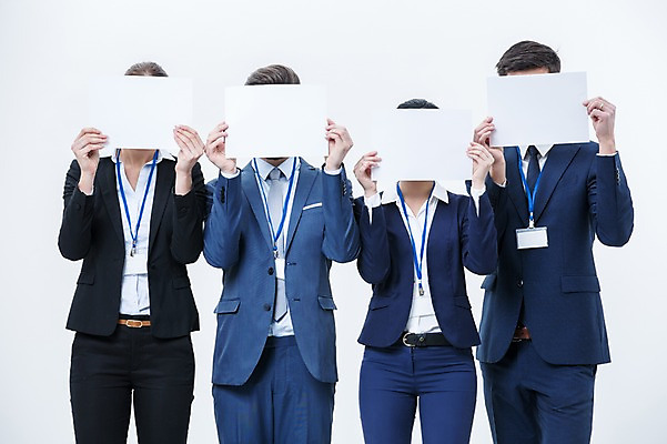 포토 JPG 스튜디오촬영 외국인 배너 여자 남자 사각프레임 광고판 알림판 실내 서기 들기 정장 여러명 상반신 20대 성인 앞모습 비즈니스맨 비즈니스우먼 동료 사원증 얼굴가리기 국내포토 옷 뷰포인트 다수 비즈니스 관계 모션 프레임 사람 인종 청년 내부 사각형 가림 직장인 판 파일형식