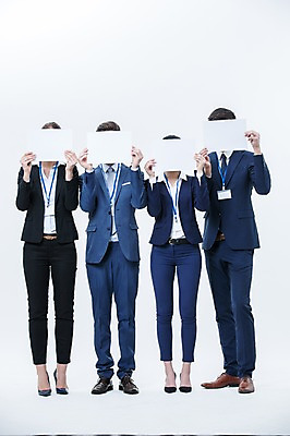 포토 JPG 스튜디오촬영 전신 외국인 배너 여자 남자 사각프레임 광고판 알림판 실내 서기 들기 정장 여러명 20대 성인 앞모습 비즈니스맨 비즈니스우먼 동료 사원증 얼굴가리기 국내포토 옷 뷰포인트 다수 비즈니스 관계 모션 프레임 사람 인종 청년 내부 사각형 가림 직장인 판 파일형식