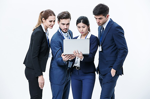 포토 JPG 스튜디오촬영 서양인 외국인 여자 남자 실내 서기 들기 동양인 정장 여러명 상반신 20대 성인 앞모습 옆모습 노트북 비즈니스맨 비즈니스우먼 동료 국내포토 옷 뷰포인트 다수 비즈니스 관계 모션 사람 인종 청년 내부 전자제품 직장인 파일형식