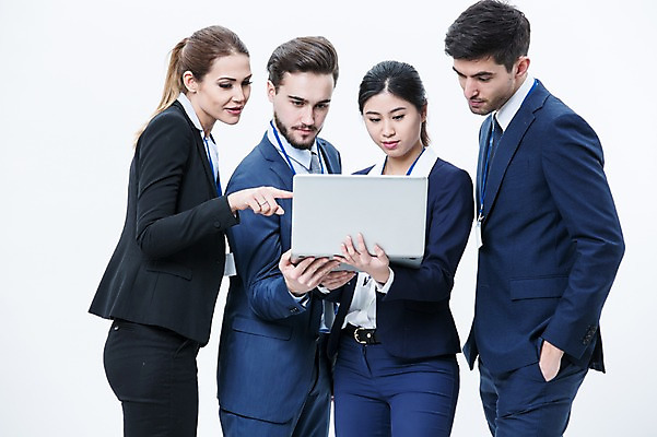 포토 JPG 스튜디오촬영 서양인 외국인 여자 남자 실내 서기 들기 동양인 정장 여러명 상반신 20대 성인 앞모습 옆모습 노트북 비즈니스맨 비즈니스우먼 동료 국내포토 옷 뷰포인트 다수 비즈니스 관계 모션 사람 인종 청년 내부 전자제품 직장인 파일형식