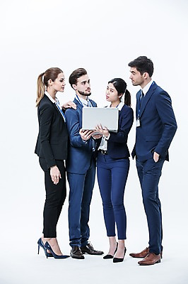 포토 JPG 스튜디오촬영 전신 서양인 외국인 여자 남자 실내 서기 들기 동양인 정장 여러명 20대 성인 앞모습 옆모습 노트북 비즈니스맨 비즈니스우먼 동료 국내포토 옷 뷰포인트 다수 비즈니스 관계 모션 사람 인종 청년 내부 전자제품 직장인 파일형식