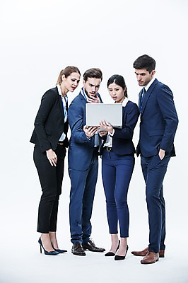 포토 JPG 스튜디오촬영 전신 서양인 외국인 여자 남자 실내 서기 들기 동양인 정장 여러명 20대 성인 앞모습 옆모습 노트북 놀람 비즈니스맨 비즈니스우먼 동료 국내포토 옷 감정 뷰포인트 다수 비즈니스 관계 모션 표정 사람 인종 청년 내부 전자제품 직장인 파일형식