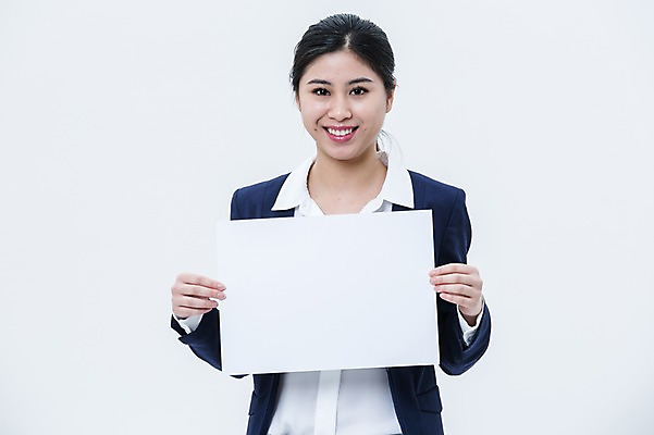포토 JPG 스튜디오촬영 외국인 배너 여자 사각프레임 광고판 알림판 실내 한명 서기 웃음 들기 동양인 정장 상반신 20대 성인 앞모습 비즈니스우먼 성인여자한명만 국내포토 1 옷 뷰포인트 비즈니스 모션 프레임 표정 사람 인종 청년 내부 사각형 직장인 판 여자한명만 성인여자만 파일형식