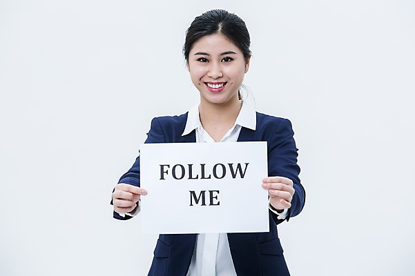 포토 JPG 스튜디오촬영 외국인 배너 여자 사각프레임 광고판 알림판 실내 한명 서기 웃음 들기 동양인 정장 상반신 20대 성인 앞모습 비즈니스우먼 성인여자한명만 국내포토 1 옷 뷰포인트 비즈니스 모션 프레임 표정 사람 인종 청년 내부 사각형 직장인 판 여자한명만 성인여자만 파일형식