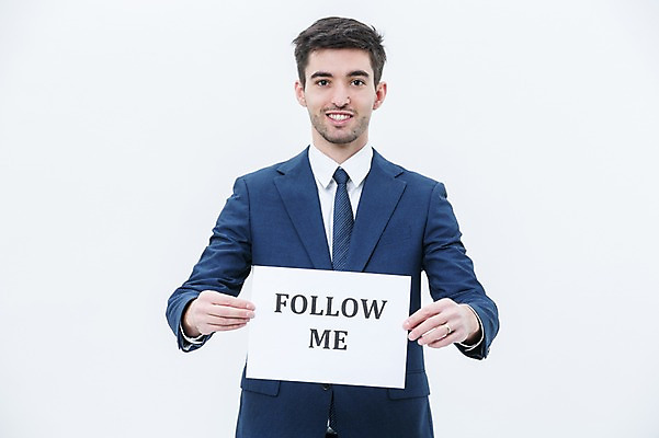 포토 JPG 스튜디오촬영 서양인 외국인 배너 남자 사각프레임 광고판 알림판 실내 한명 서기 웃음 들기 정장 상반신 20대 성인 앞모습 비즈니스맨 성인남자한명만 국내포토 1 옷 뷰포인트 비즈니스 모션 프레임 표정 사람 인종 청년 내부 사각형 직장인 판 남자한명만 성인남자만 파일형식