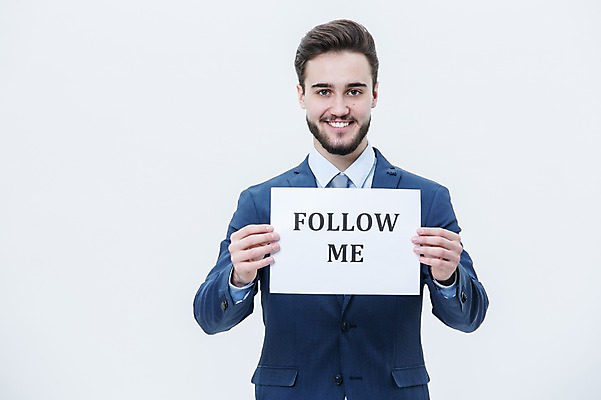 포토 JPG 스튜디오촬영 서양인 외국인 배너 남자 사각프레임 광고판 알림판 실내 한명 서기 웃음 들기 정장 상반신 20대 성인 앞모습 비즈니스맨 성인남자한명만 국내포토 1 옷 뷰포인트 비즈니스 모션 프레임 표정 사람 인종 청년 내부 사각형 직장인 판 남자한명만 성인남자만 파일형식