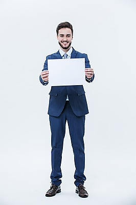 포토 JPG 스튜디오촬영 전신 서양인 외국인 배너 남자 사각프레임 광고판 알림판 실내 한명 서기 웃음 들기 정장 20대 성인 앞모습 비즈니스맨 성인남자한명만 국내포토 1 옷 뷰포인트 비즈니스 모션 프레임 표정 사람 인종 청년 내부 사각형 직장인 판 남자한명만 성인남자만 파일형식