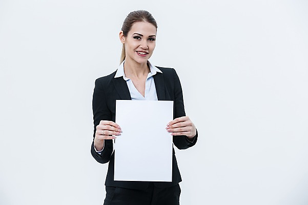 포토 JPG 스튜디오촬영 서양인 외국인 배너 여자 사각프레임 광고판 알림판 실내 한명 서기 웃음 들기 정장 상반신 20대 성인 앞모습 비즈니스우먼 성인여자한명만 국내포토 1 옷 뷰포인트 비즈니스 모션 프레임 표정 사람 인종 청년 내부 사각형 직장인 판 여자한명만 성인여자만 파일형식