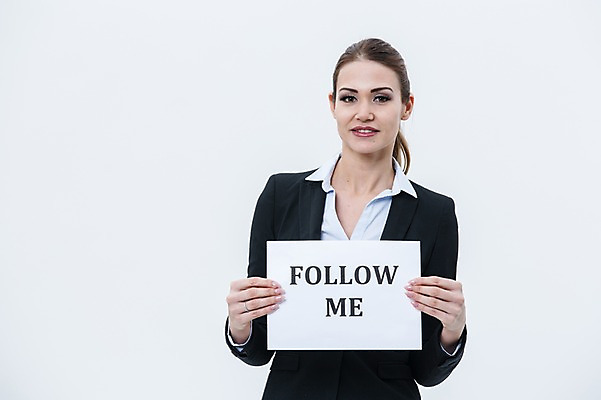 포토 JPG 스튜디오촬영 서양인 외국인 배너 여자 사각프레임 광고판 알림판 실내 한명 서기 웃음 들기 정장 상반신 20대 성인 앞모습 비즈니스우먼 성인여자한명만 국내포토 1 옷 뷰포인트 비즈니스 모션 프레임 표정 사람 인종 청년 내부 사각형 직장인 판 여자한명만 성인여자만 파일형식